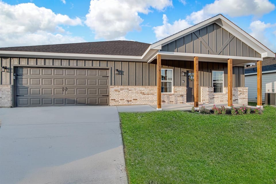 Modern 4-Bedroom Home Close to Downtown Crowley! House in Burleson