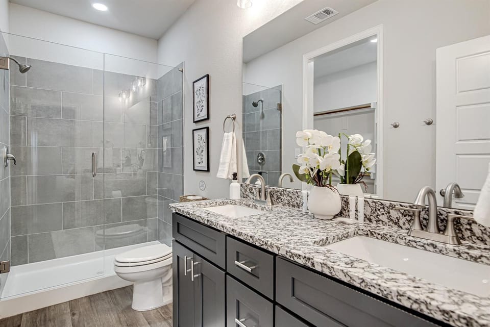 Modern 4-Bedroom Home Close to Downtown Crowley! House in Burleson