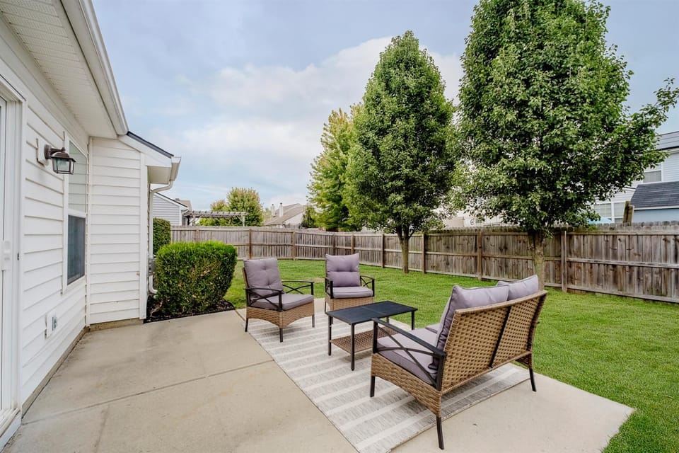 Elegant Comfort in Noblesvilles Timber Ridge! Country House in Noblesville