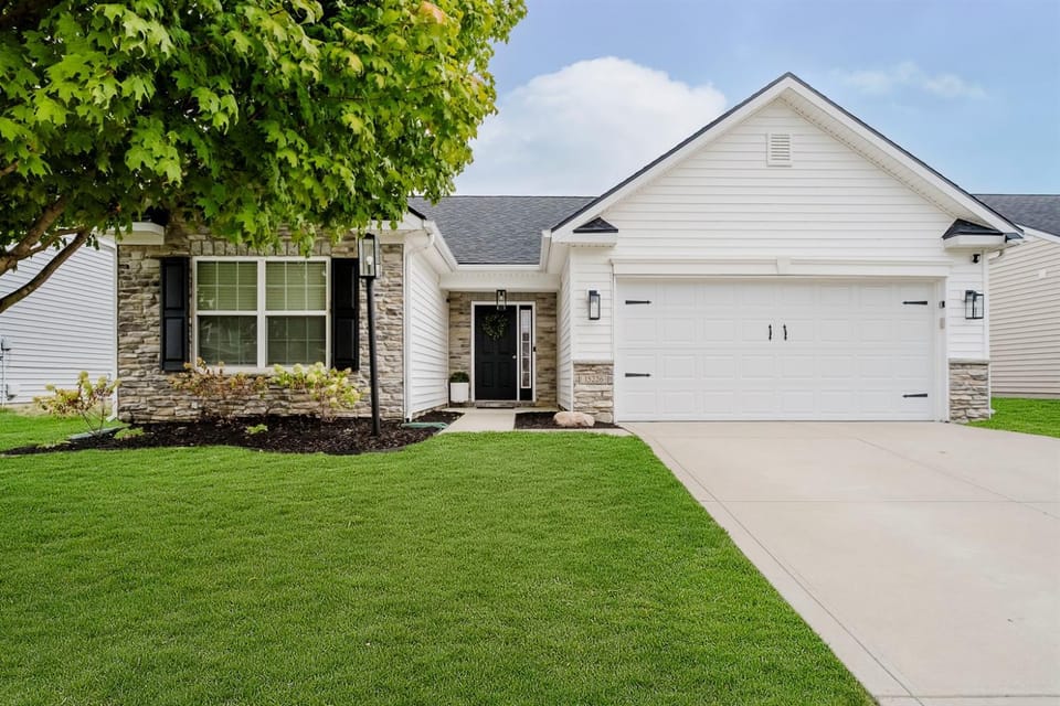 Elegant Comfort in Noblesvilles Timber Ridge! Country House in Noblesville