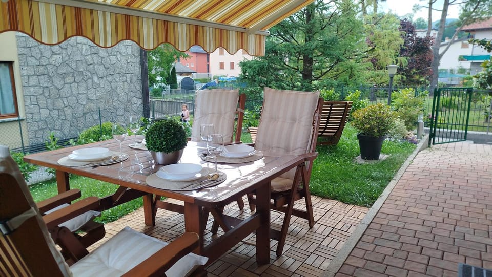 Property building, Patio, Spring, Day, Garden, Garden, Dining area, Garden view, Breakfast