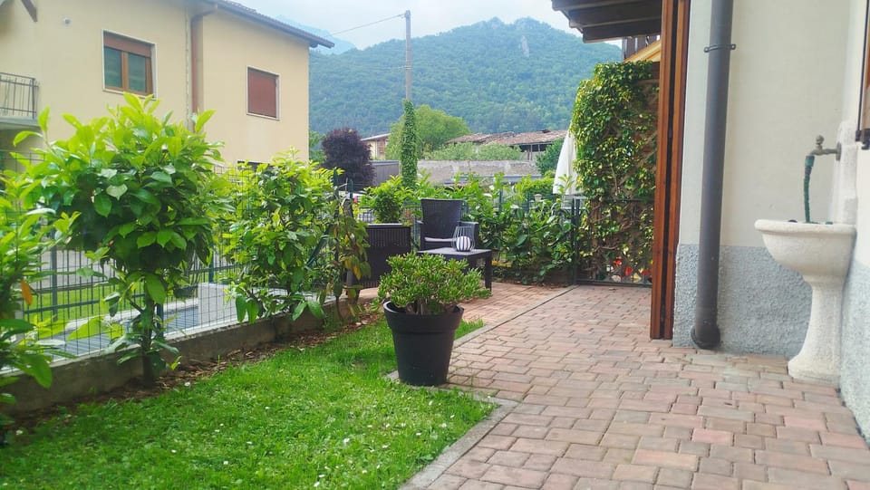 Property building, Spring, Day, Natural landscape, Garden, Garden, Garden view, Mountain view