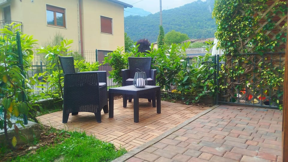 Property building, Spring, Day, Natural landscape, Garden, Garden, Dining area, Garden view, Mountain view