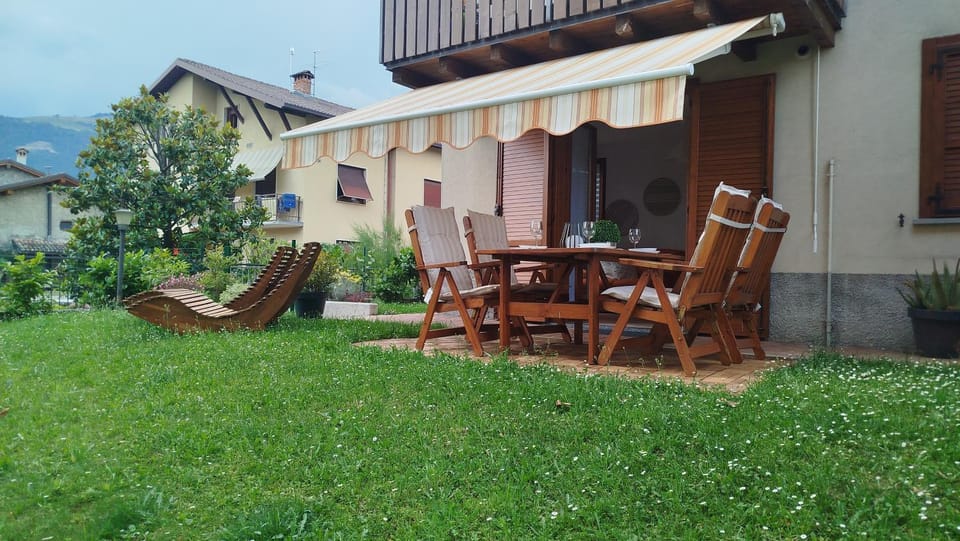 Property building, Patio, Spring, Day, Natural landscape, Garden, Garden, Dining area, Garden view, Mountain view, sunbed