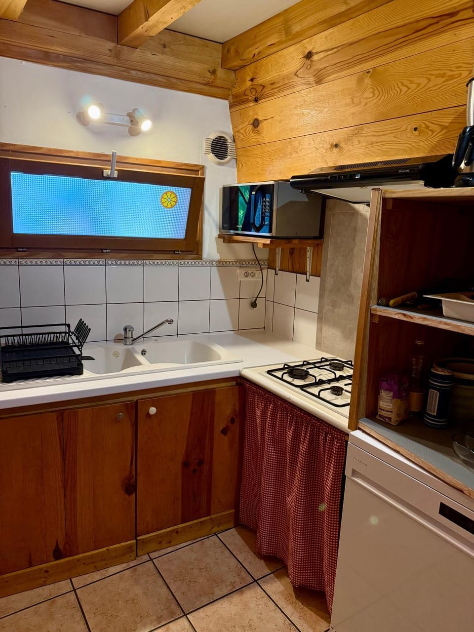 Kitchen or kitchenette, dishwasher