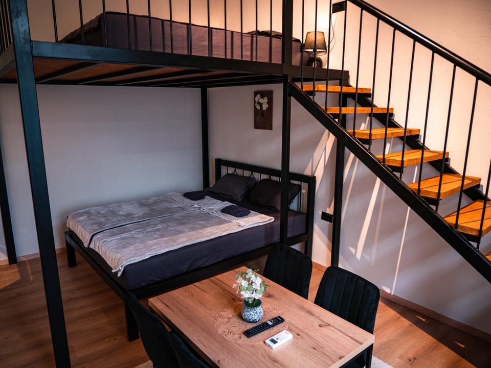 Bed, Dining area, Bedroom