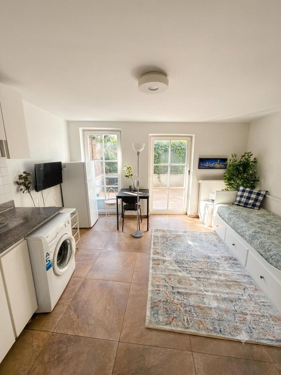 Bed, TV and multimedia, Kitchen or kitchenette, Photo of the whole room, Seating area, washing machine
