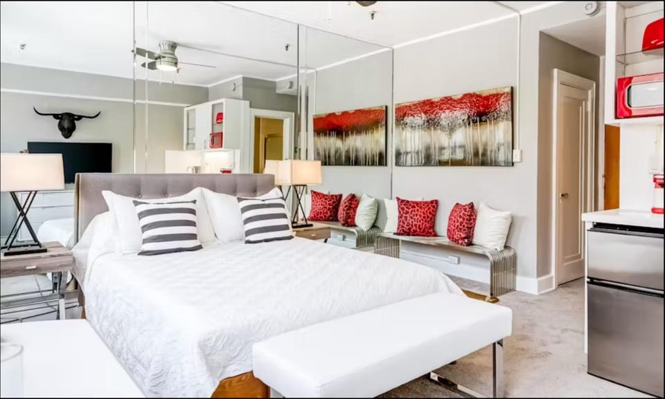 Cozy Palm Beach Studio Near Beach & Pool Apartment in Palm Beach