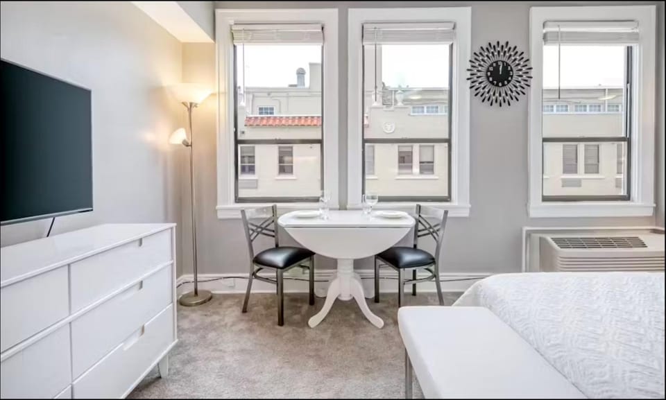 Cozy Palm Beach Studio Near Beach & Pool Apartment in Palm Beach