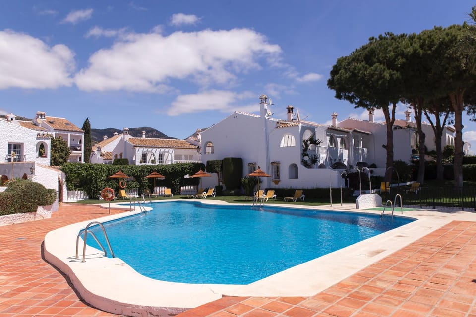 Property building, Swimming pool, sunbed