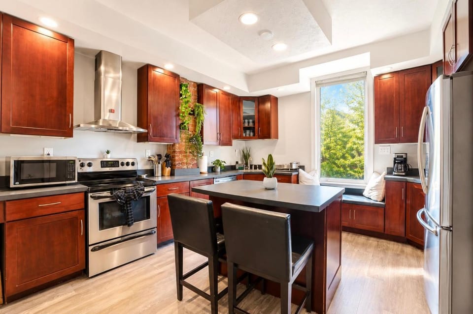 Kitchen or kitchenette, Seating area, Dining area