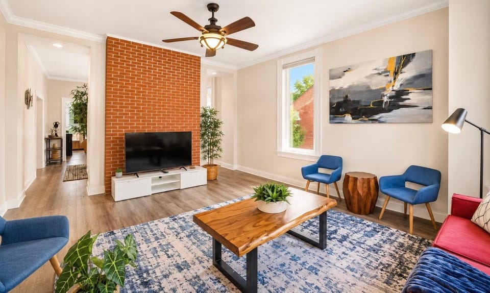 TV and multimedia, Living room, Decorative detail, Seating area