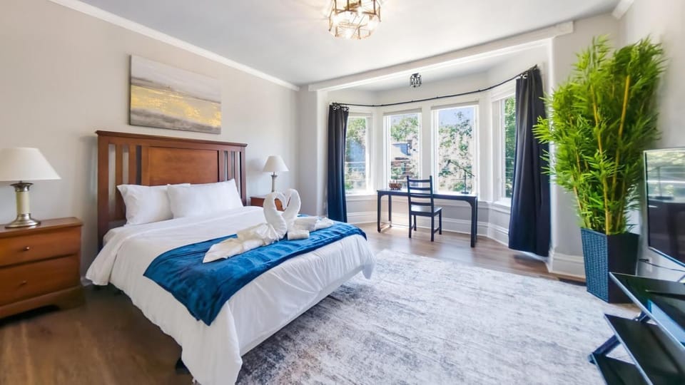 Bed, Photo of the whole room, Seating area, Bedroom