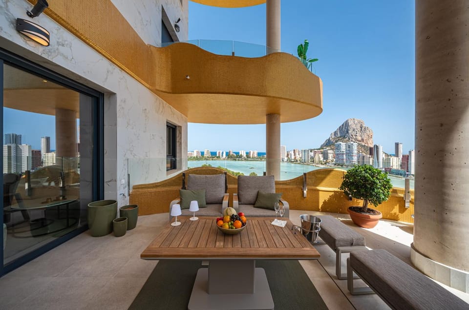 Property building, Balcony/Terrace, Balcony/Terrace, Dining area, Swimming pool
