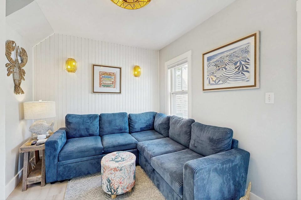 Modern Downtown OB Condo Stroll to Ferry & Beach House in Oak Bluffs