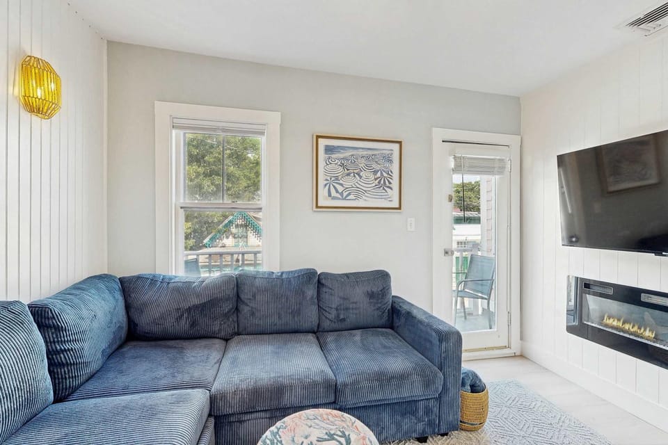 Modern Downtown OB Condo Stroll to Ferry & Beach House in Oak Bluffs
