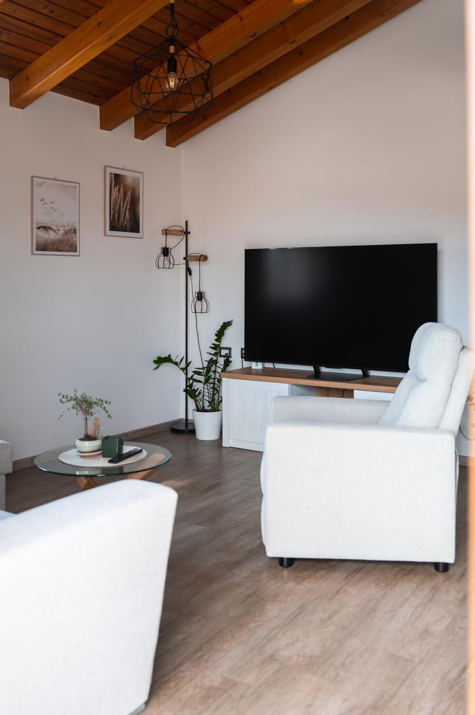 TV and multimedia, Living room, Decorative detail, Seating area, heating, air conditioner