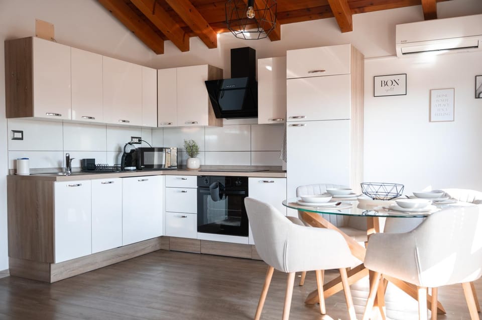Coffee/tea facilities, Kitchen or kitchenette, Decorative detail, Dining area, heating, toaster, kitchen, air conditioner
