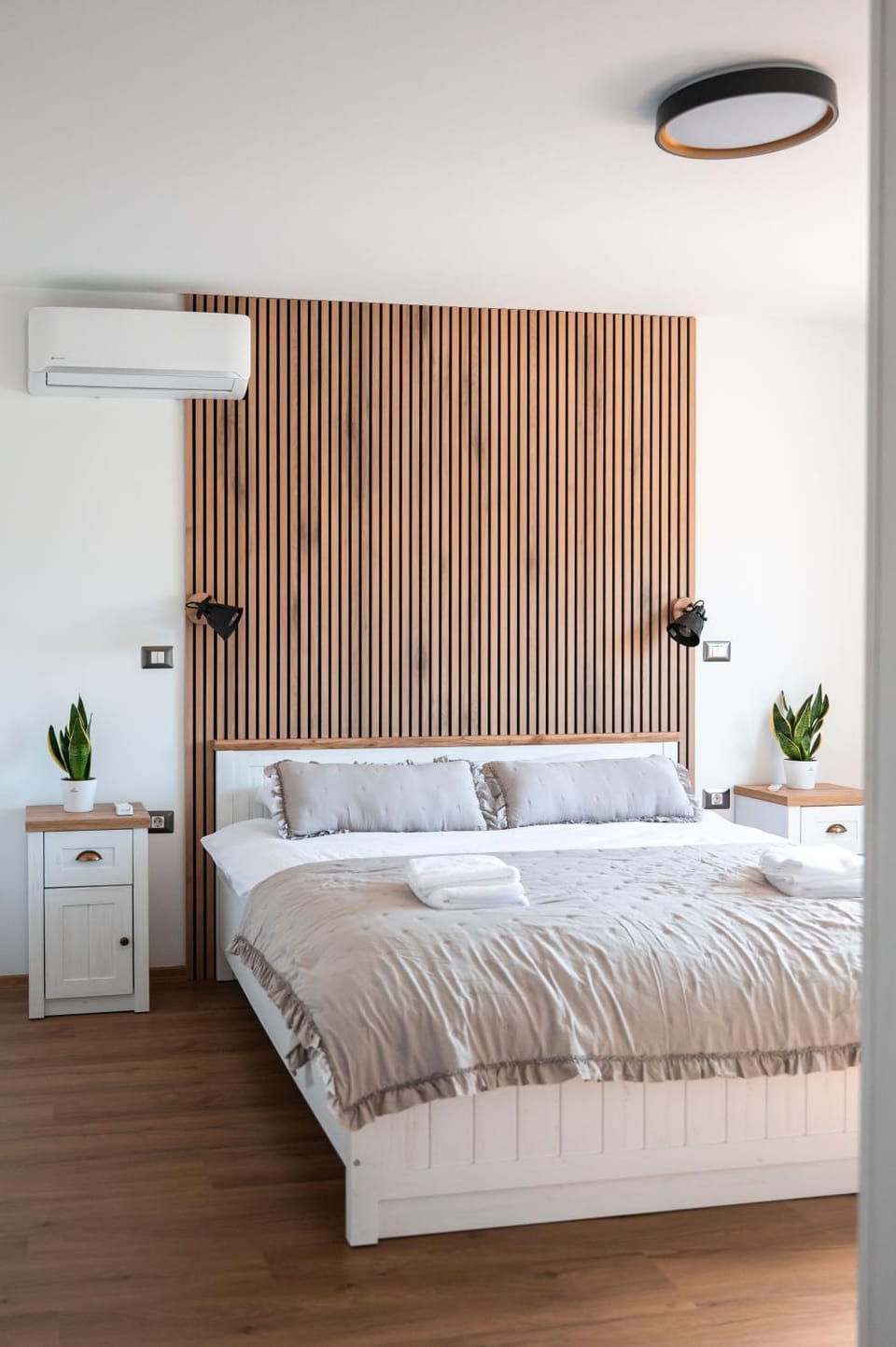 Bed, Photo of the whole room, Decorative detail, Bedroom, heating, towels, air conditioner