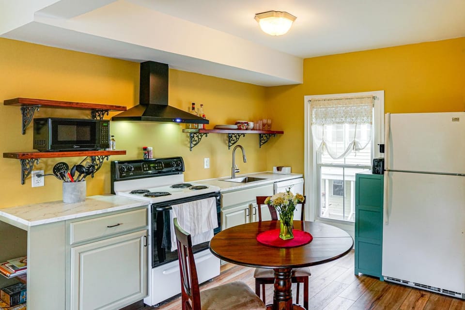 Peaceful Upstate Retreat! Walk to Hudson River Apartment in Coxsackie