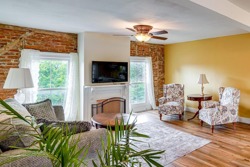 Peaceful Upstate Retreat! Walk to Hudson River Apartment in Coxsackie
