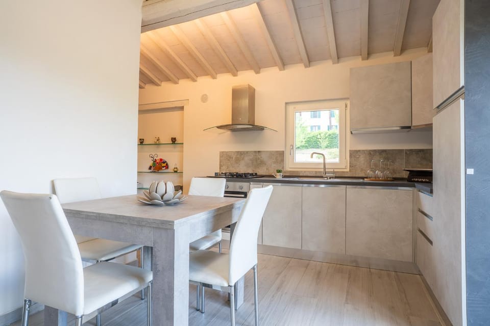 Kitchen or kitchenette, Dining area, stove
