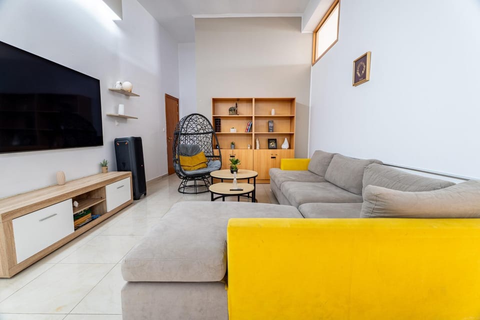Communal lounge/ TV room, TV and multimedia, Living room, Seating area, Evening entertainment