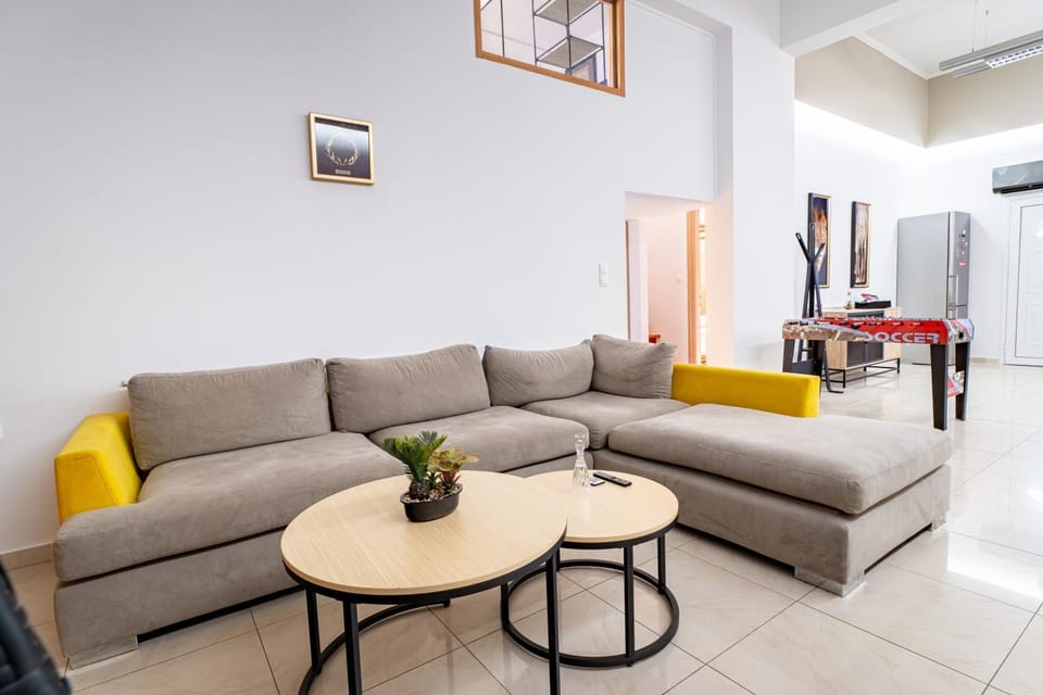 Living room, Seating area, Dining area