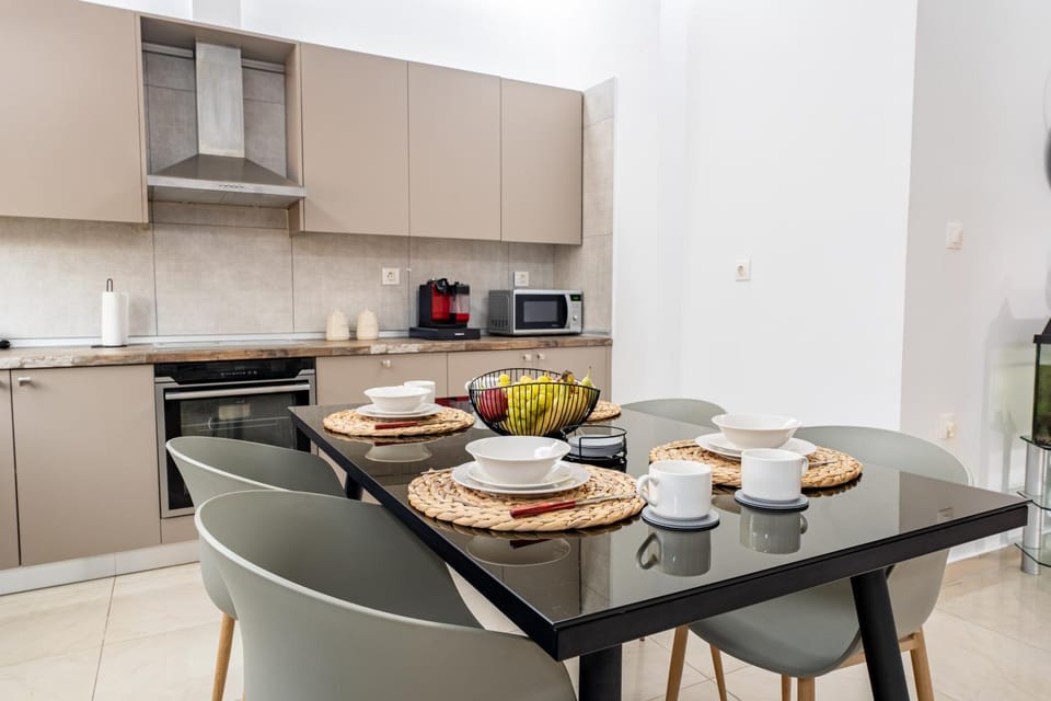 Coffee/tea facilities, Kitchen or kitchenette, Living room, Food and drinks, Seating area, Dining area, Food, minibar, pet friendly, stove, toaster