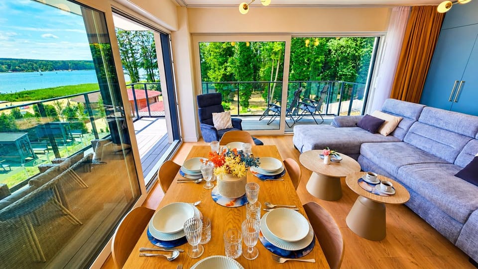 Balcony/Terrace, Living room, Seating area, Dining area, Lake view