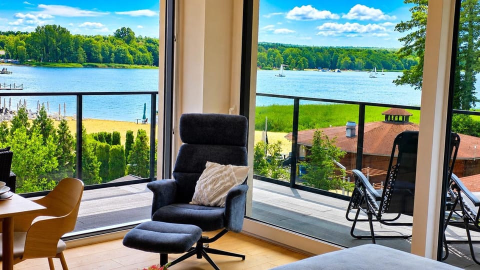 Balcony/Terrace, Living room, Seating area, Lake view