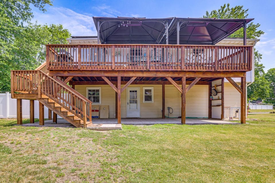 10 Mi to Beach! Group-Friendly Bayville Getaway House in Jersey Shore