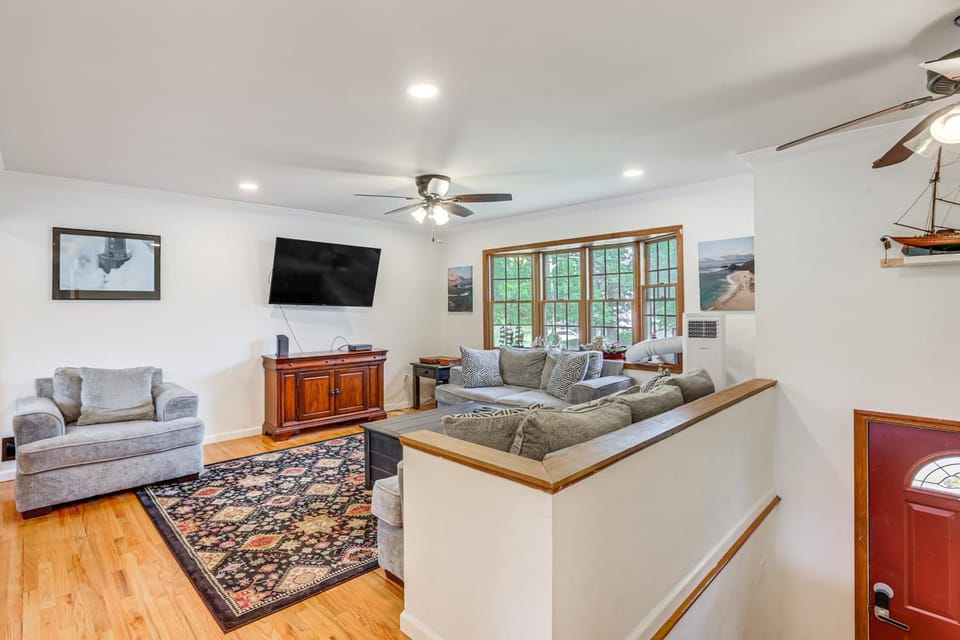 10 Mi to Beach! Group-Friendly Bayville Getaway House in Jersey Shore