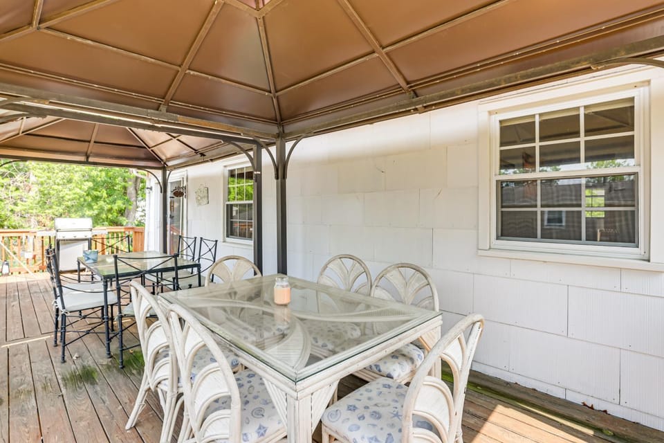 10 Mi to Beach! Group-Friendly Bayville Getaway House in Jersey Shore