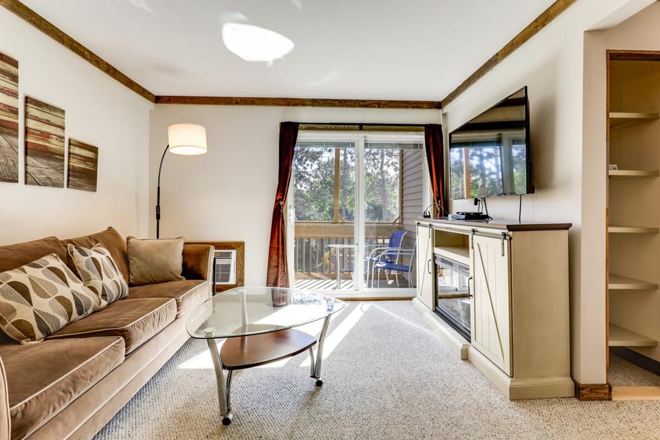 Walk to Weirs Beach! Family Escape w/ Balcony House in Laconia