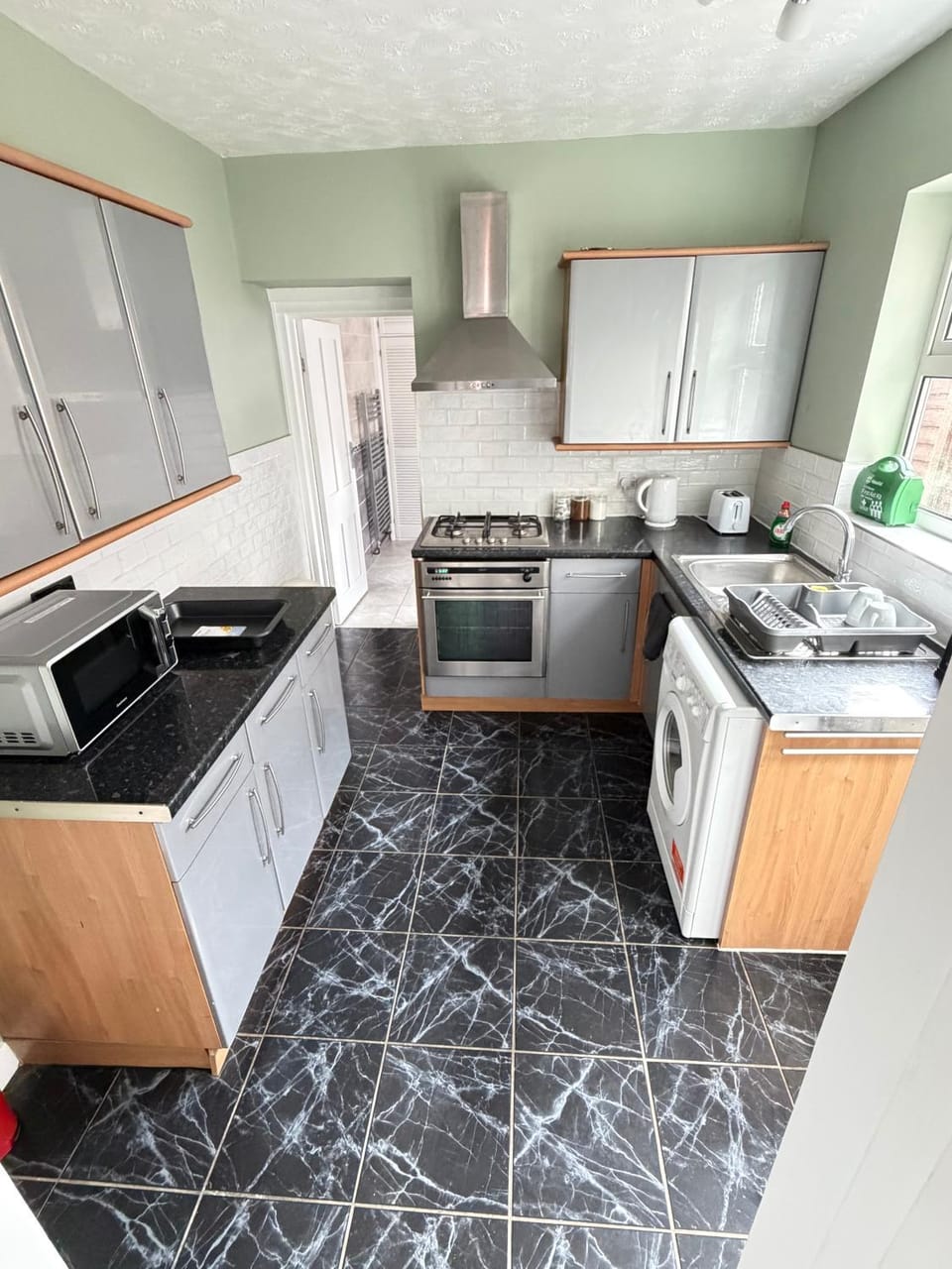 Coffee/tea facilities, Kitchen or kitchenette, microwave, oven, stove, toaster, washing machine