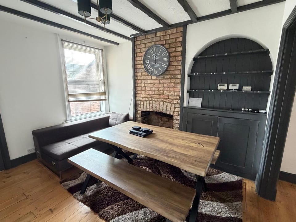 Living room, Decorative detail, Seating area, Dining area, fireplace