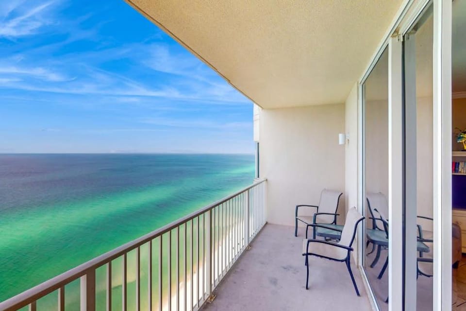Beach-chic gulf-front condo w resort pools hot tubs & beach service House in Panama City Beach