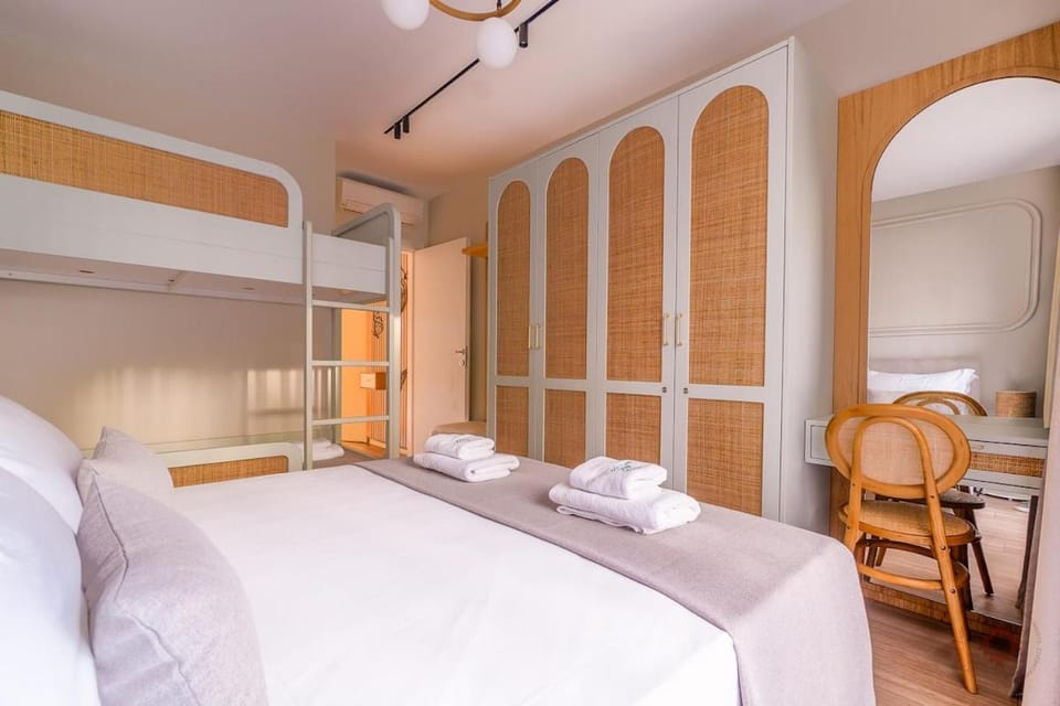 Bedroom, bunk bed