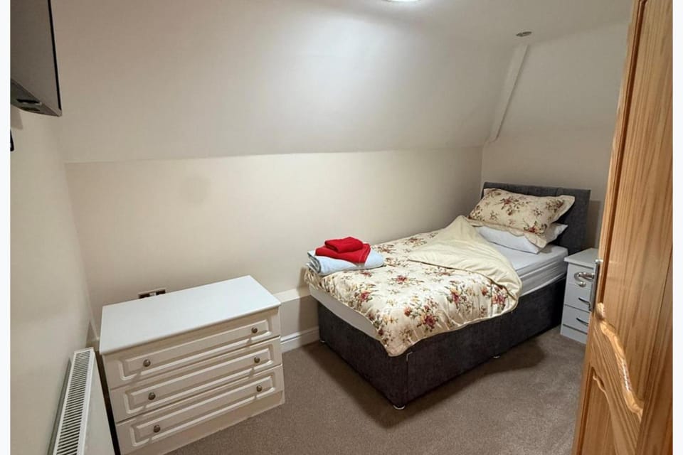 Bed, Photo of the whole room, Bedroom, furniture, towels, wardrobe, acessibility