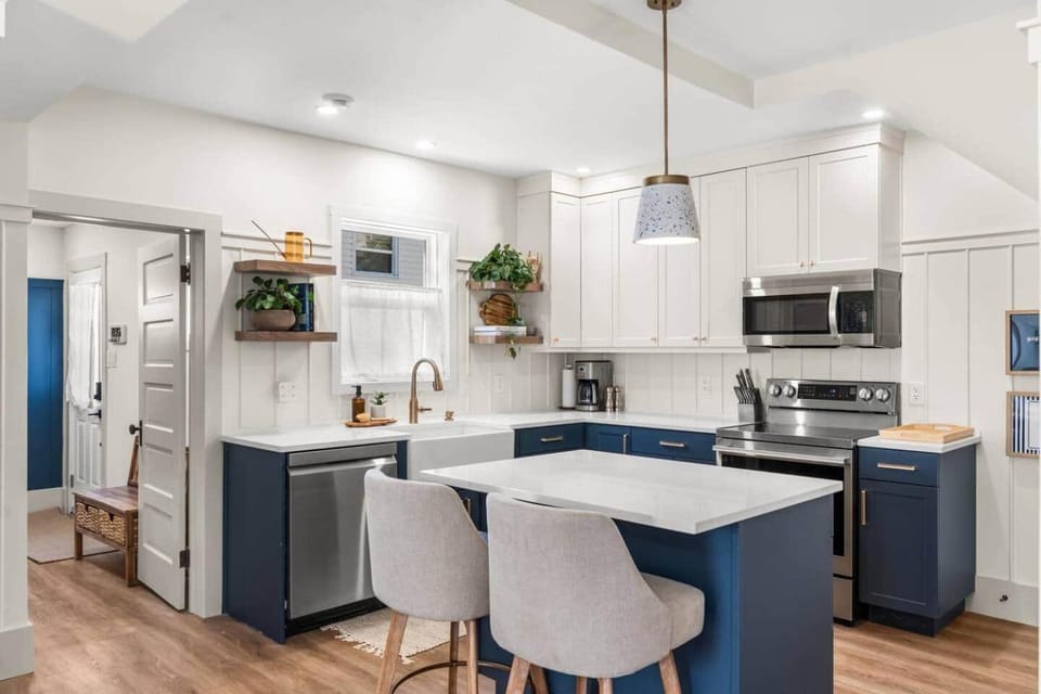 Kitchen or kitchenette, dishwasher, oven, stove