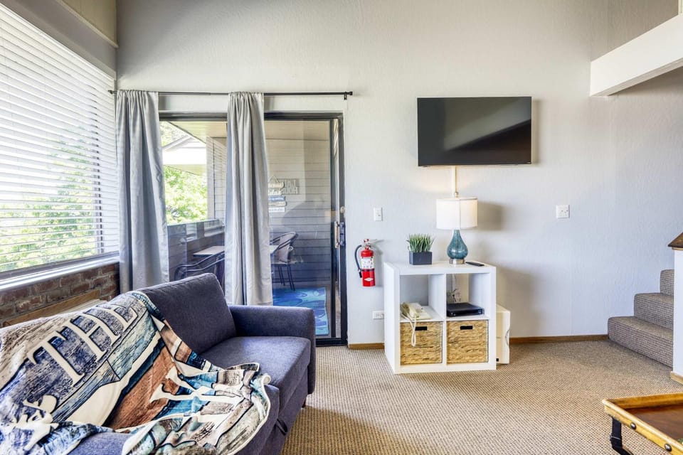 Experience Laid-back Mountain Living at this Townhome w Beach Pool and Spa House in South Lake Tahoe