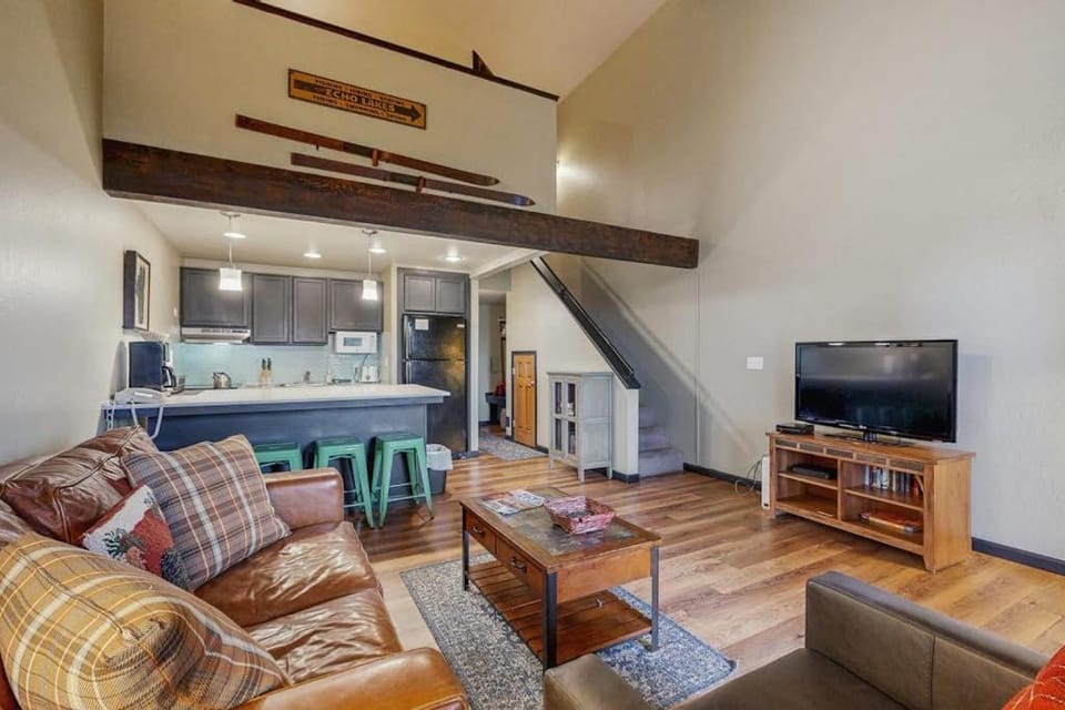 Lakefront retreat with shared pool hot tub & sauna - near shopping & skiing House in South Lake Tahoe