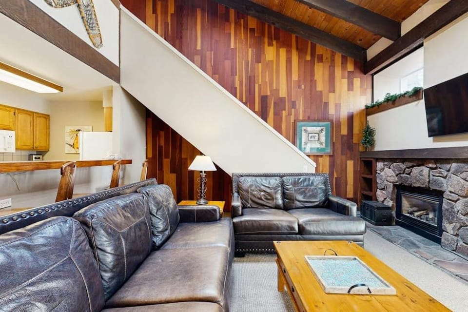 Lakefront Oasis Near the Slopes w Shared Pool & Hot Tub Beach Access & WiFi House in South Lake Tahoe