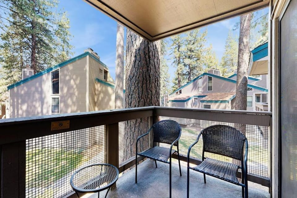 Lakefront Oasis Near the Slopes w Shared Pool & Hot Tub Beach Access & WiFi House in South Lake Tahoe