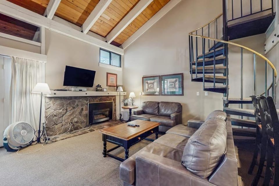 Lakeside living with wonderful amenities & activities House in South Lake Tahoe