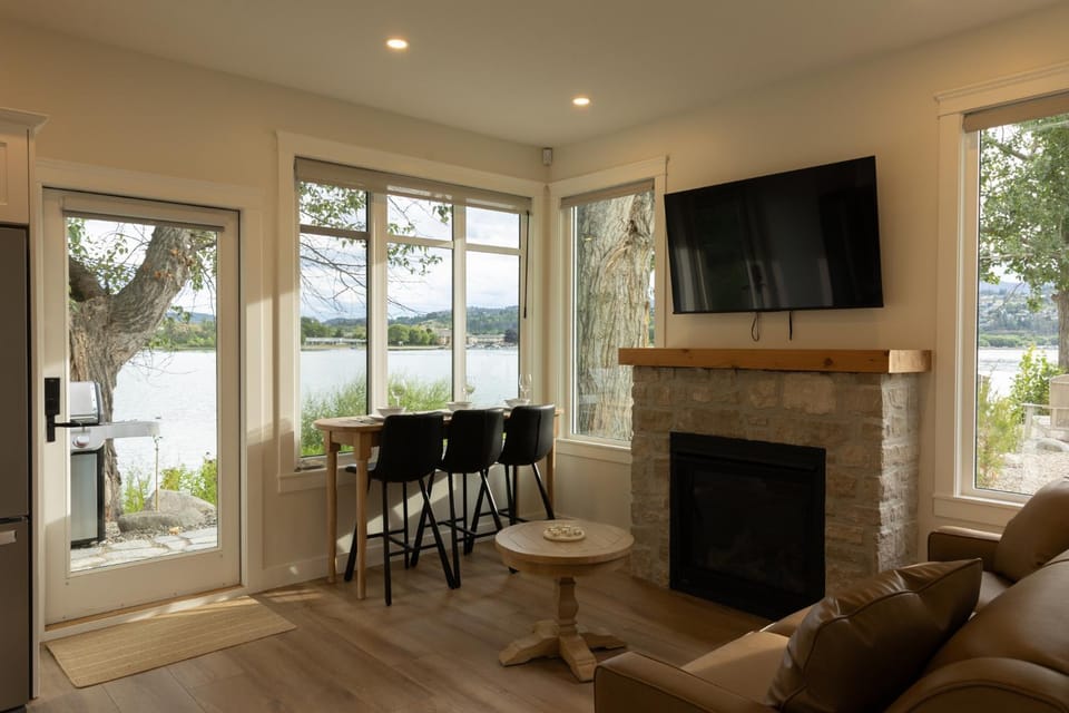 TV and multimedia, Living room, Seating area, Evening entertainment