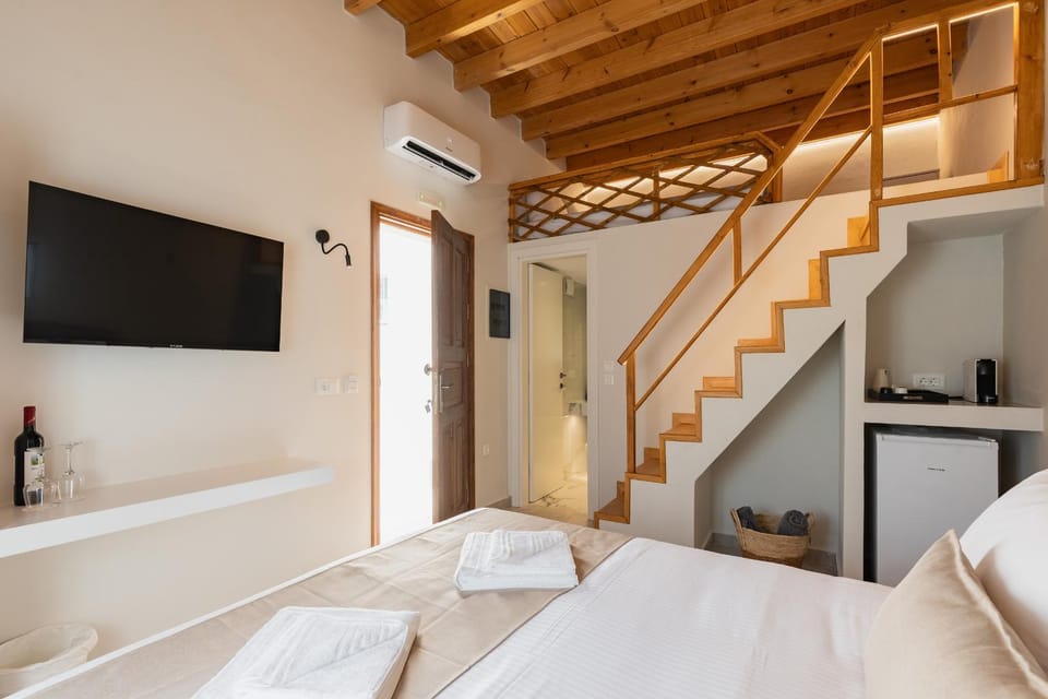 Bed, TV and multimedia, Photo of the whole room, Bedroom, towels, air conditioner