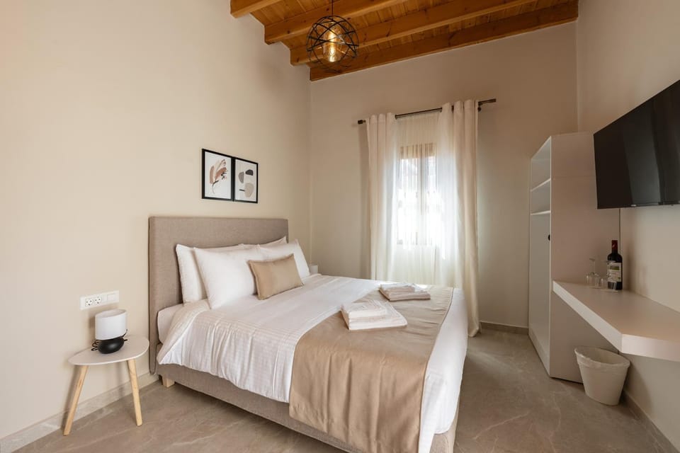 Bed, TV and multimedia, Photo of the whole room, Bedroom, towels