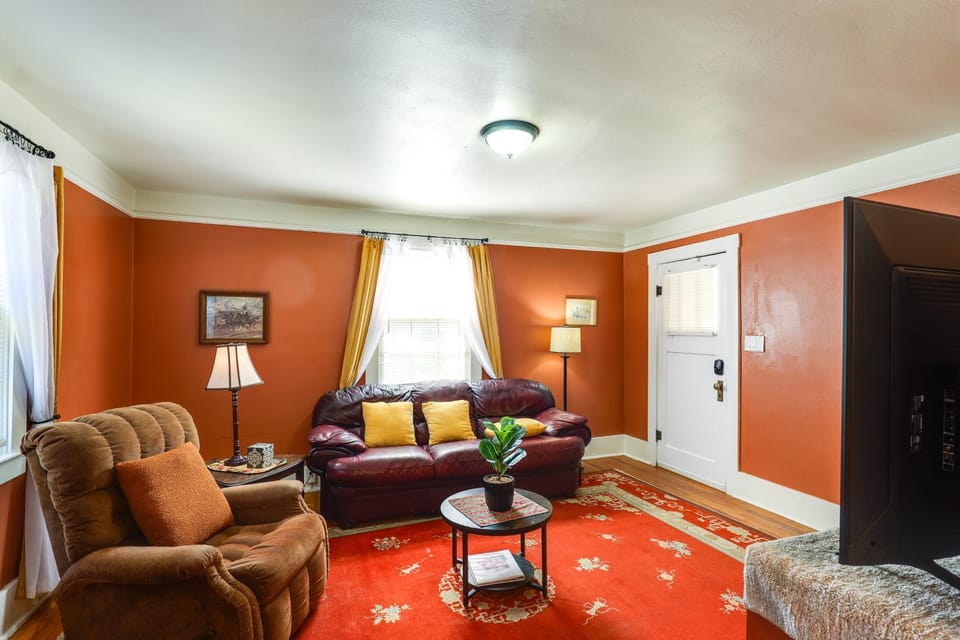 Walk to New Mexico Military Institute! Cozy Escape House in Roswell